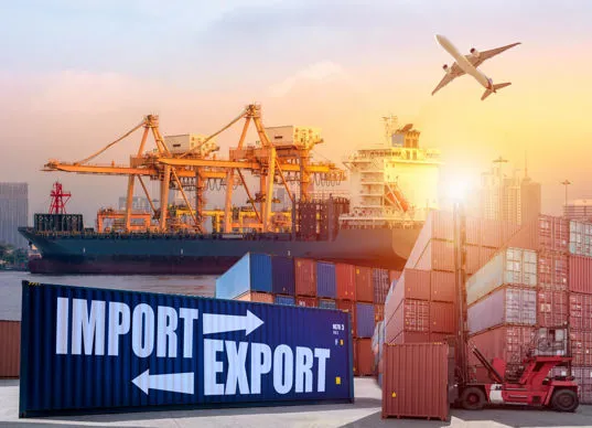 Aereo cargo per trasporti internazionali e pratiche doganali import-export