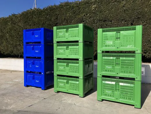 Bins in plastica con mele fresche per stoccaggio alimentare