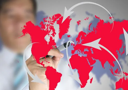 Mappa mondiale con frecce che rappresentano flussi di import-export